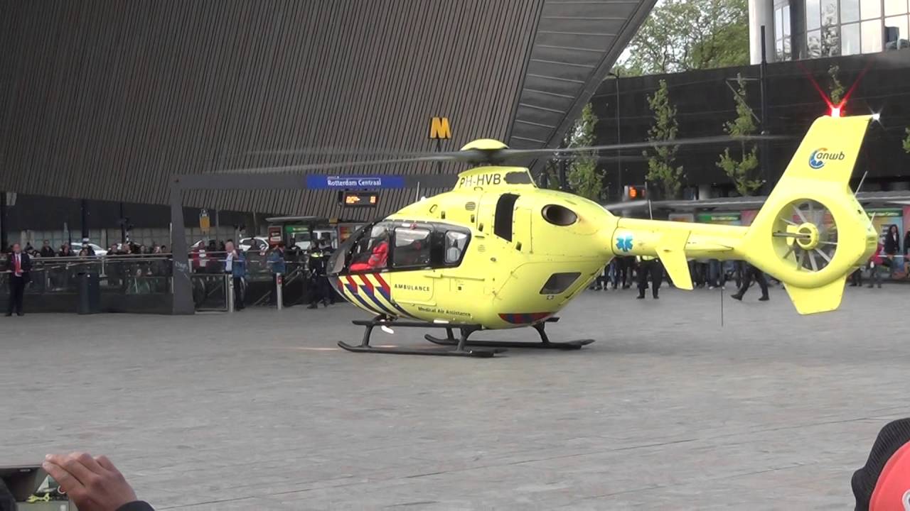 Traumaheli stijgt op Stationsplein voor Rotterdam Centraal Station