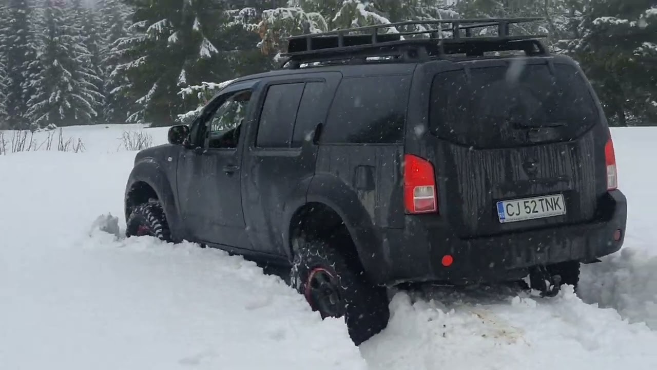 Hard Time on Deep Frozen Snow with Nissan Pathfinder R51, 33