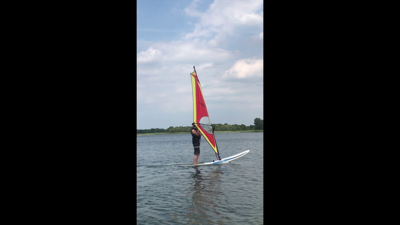Hidde de Vries windsurfles