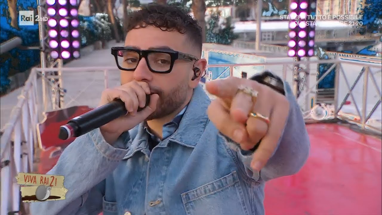 Rocco Hunt canta dal vivo 
