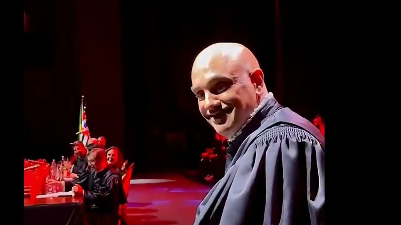 O Povo Briga, os Políticos Riem: Como a Manipulação Mantém o Poder