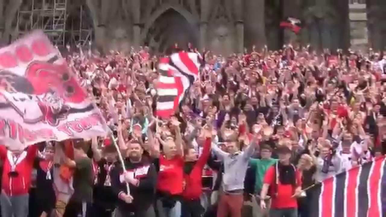 Flash Mob Kölner Haie Fans auf der Domtreppe