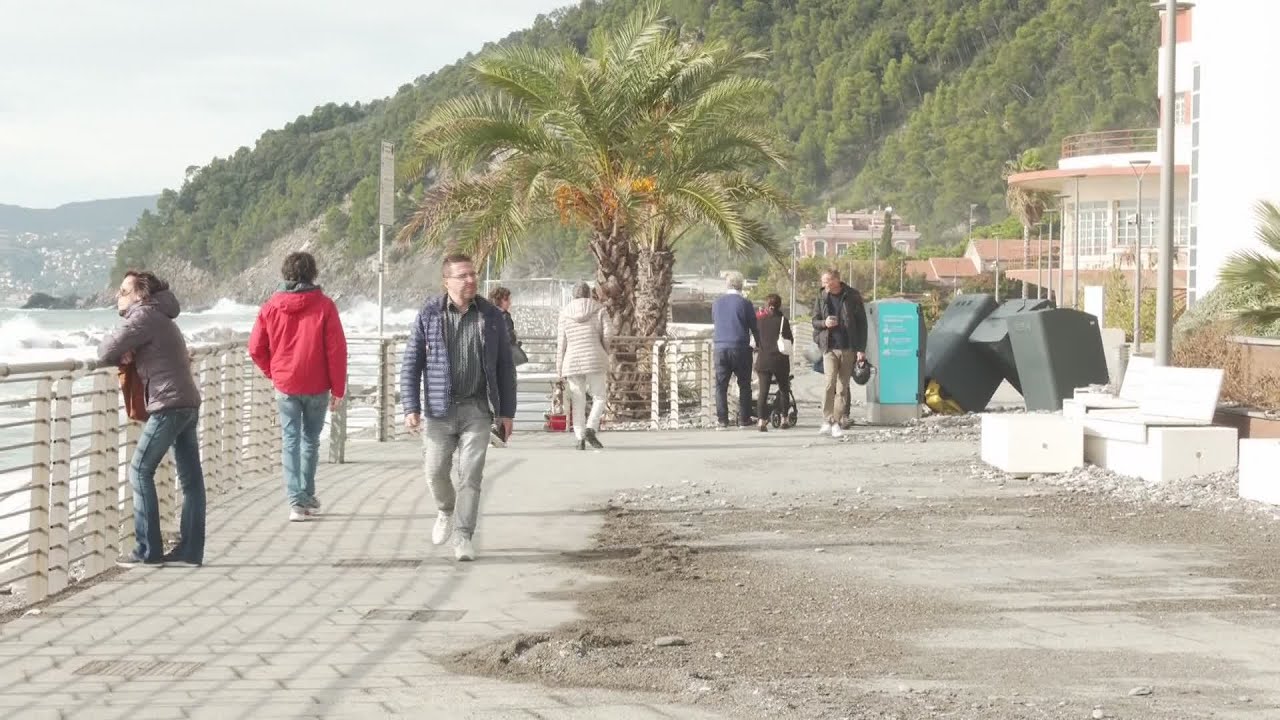Lo stupore delle persone per i danni della mareggiata sul nuovo lungomare di Chiavari