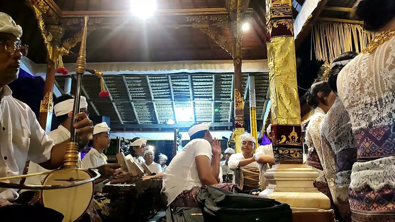 Ngayah di Pura desa Keliki_Ring-ring1_by SUARNAGITA