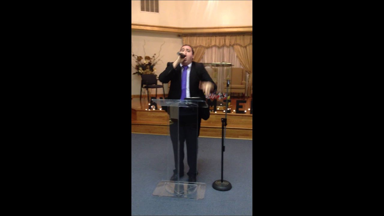 Jonathan Hernández singing Se Mueven las Aguas