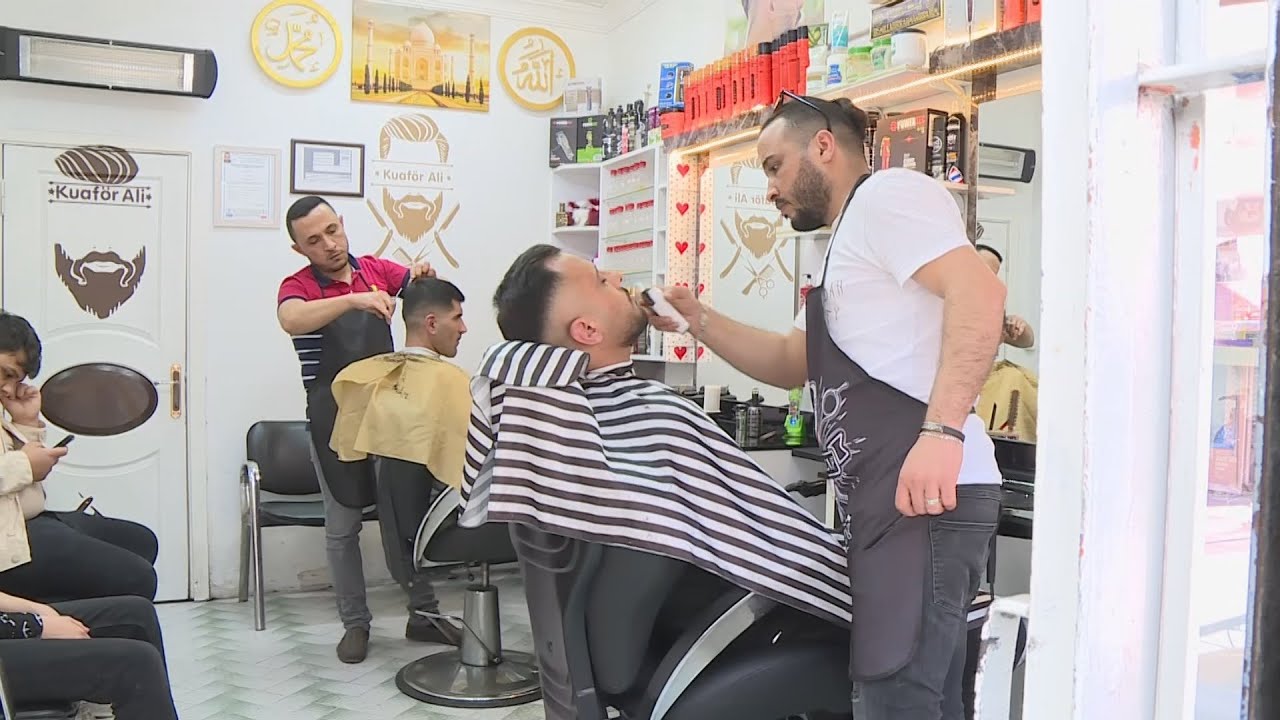 حلاق سوري يفتتح محله في أحد أحياء إسطنبول بعد سنوات من الكفاح
