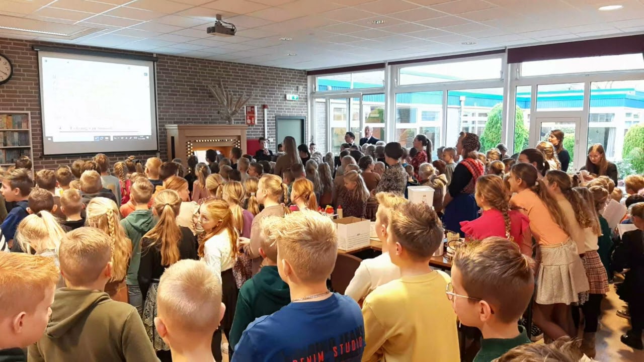 Staphorster schoolkinderen zingen Psalm 98 vers 2 onder begeleiding van leerlingen uit groep 8