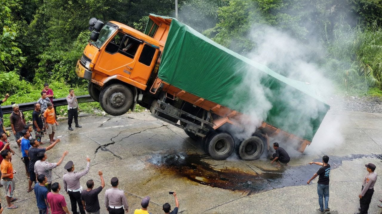 BIKIN PANAS DINGIN !!! Menit Menit Paling Ditakuti, Truk FUSO Ngamuk Standing di Sitinjau Lauik