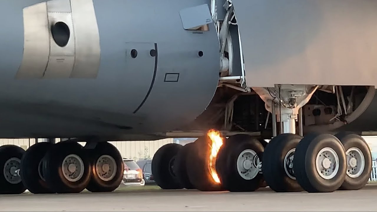 Колесо самолета C-5 Galaxy загорелось от перегрева тормозов