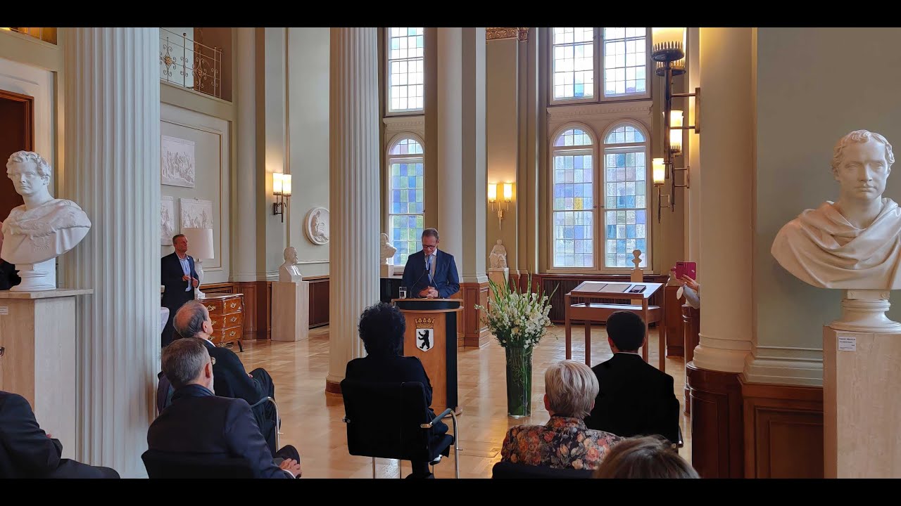 Lea Rosh erhält das Verdienstkreuz 1. Klasse des Verdienstorderns der Bundesrepublik Deutschland