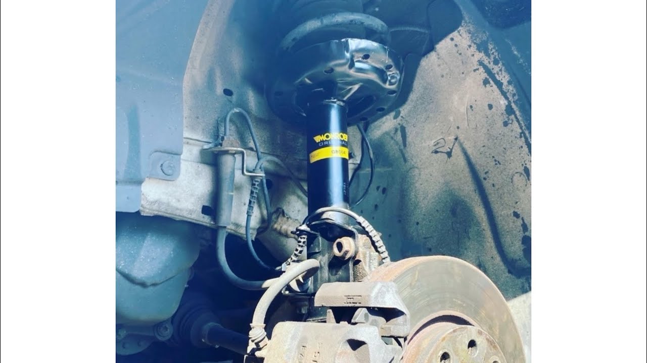 HOW TO REPLACE CAR STRUT - HOW TO REPLACE VAUXHALL CORSA STRUT - VAUXHALL CORSA 2015 STRUT REPLACE