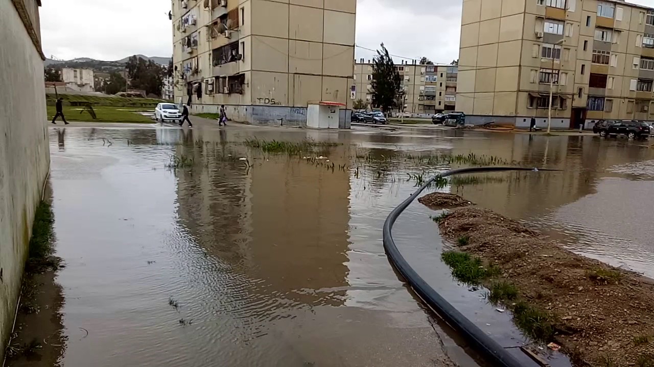سكيكدة تغرق (حي الخوة ساكر.كامي روسي)  قليل من المطر سبب فيضان