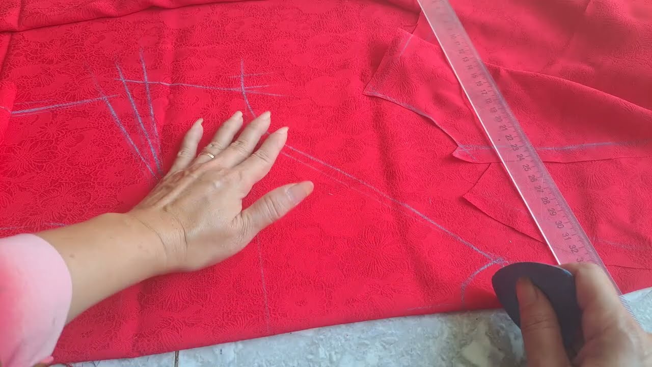 Cách cắt cổ áo dài truyền thống  vai ngang l Ráp lăn thân áo thẳng .