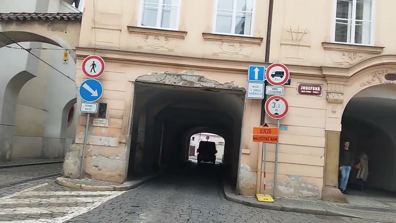 linka X20 Malostranské náměstí -Malostranská-Malostranské náměstí