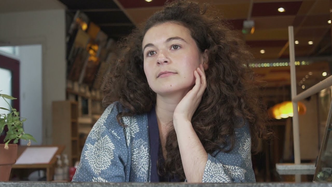 A singer-songwriter in London | Flo Perlin