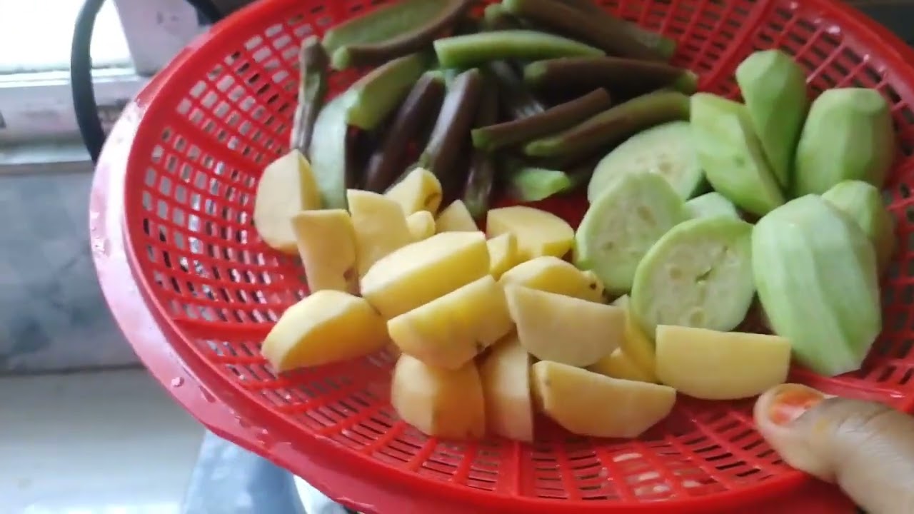 অসাধারণ স্বাদের ডাটা আলুর পাতলা ঝোল রেসিপি 