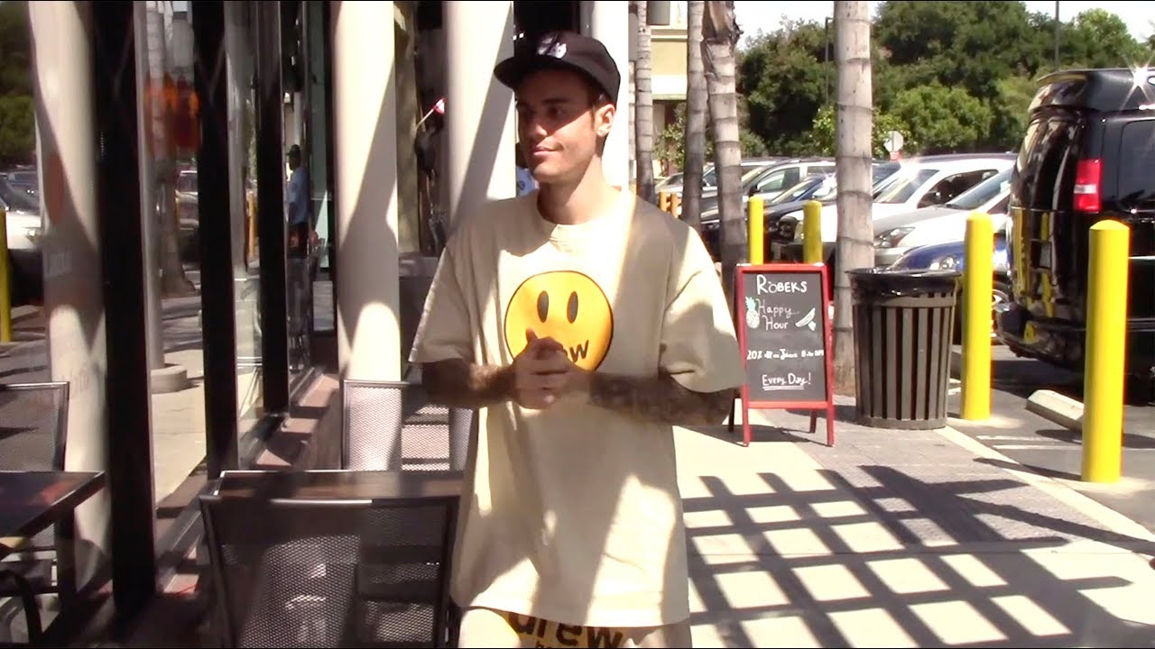 Justin Bieber Drops By Dunkin' Donuts in Studio City