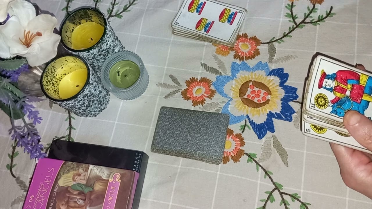 فال البيضاء 🩵على جميع الاصعدة الماديه العاطفيه والأسرية في واحد هيموت😮‍💨 عليكي ولكن متمنع