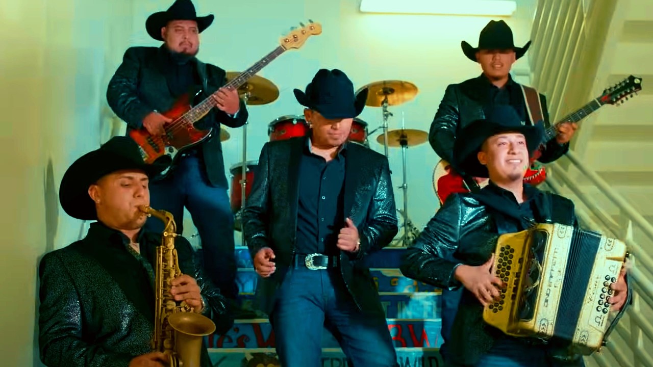 Los Cazadores Del Cerro - Robarte Un Beso (Video Oficial)