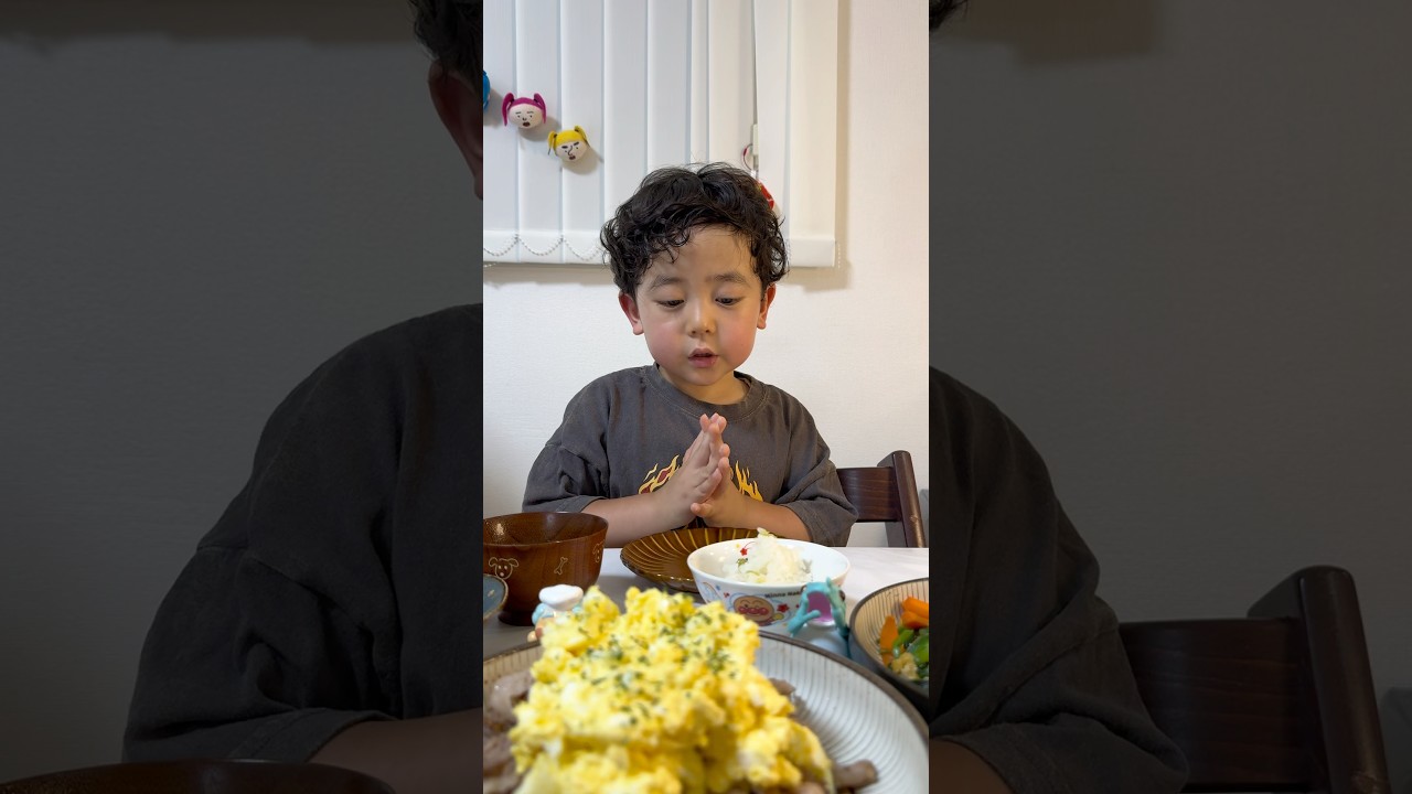 幼稚園でたくさん遊んで最後に15分間トランポリンを飛び続けたあとに、サッカー教室へ行ってたくさん走り回ってきたとあくん⚽️✨お腹空きすぎて枝豆ごはんを3杯たべました🍚