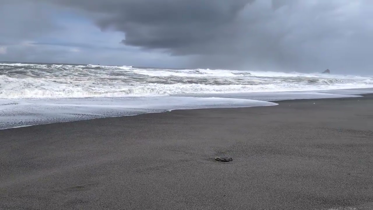 The sound of waves in the Pacific Ocean in Northern California 