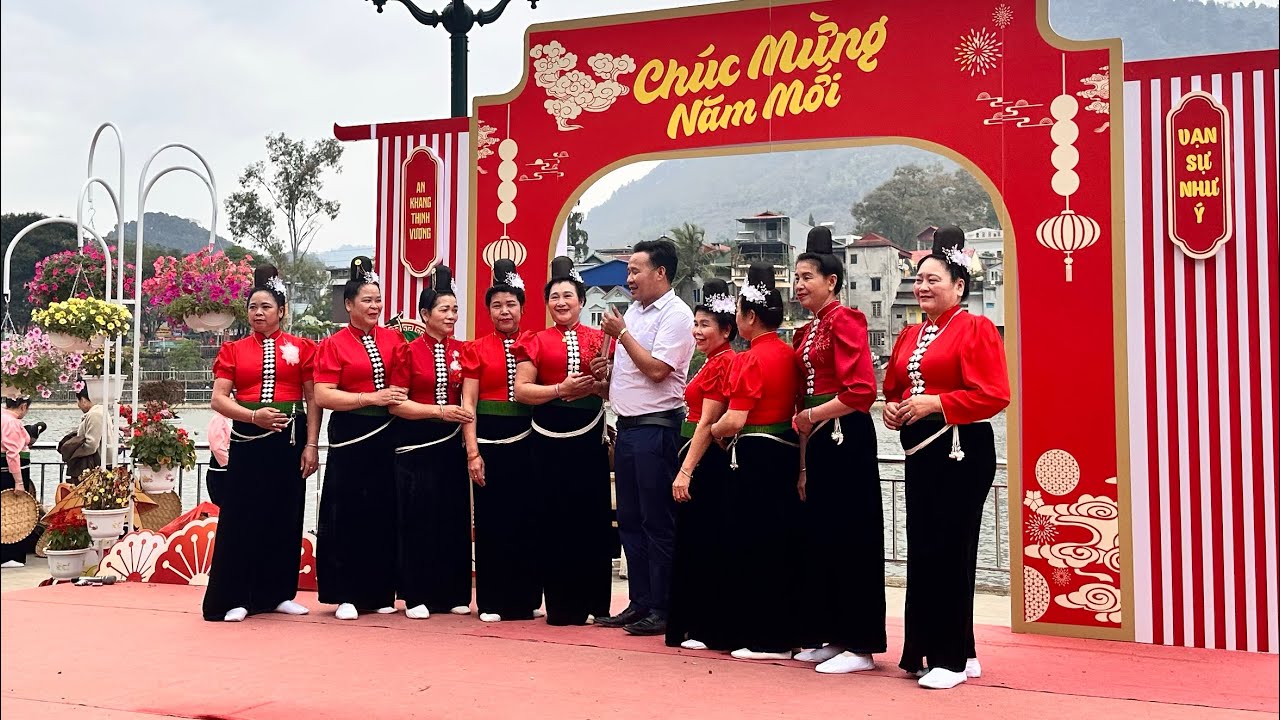 đội văn nghệ múa tại Bờ hồ thuận châu 