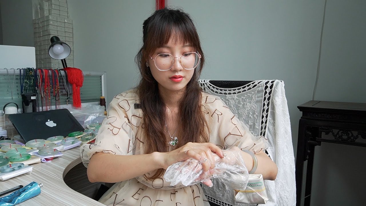 戴上翡翠手镯取不出来？怎么办呢！君宝来示范正确方法！