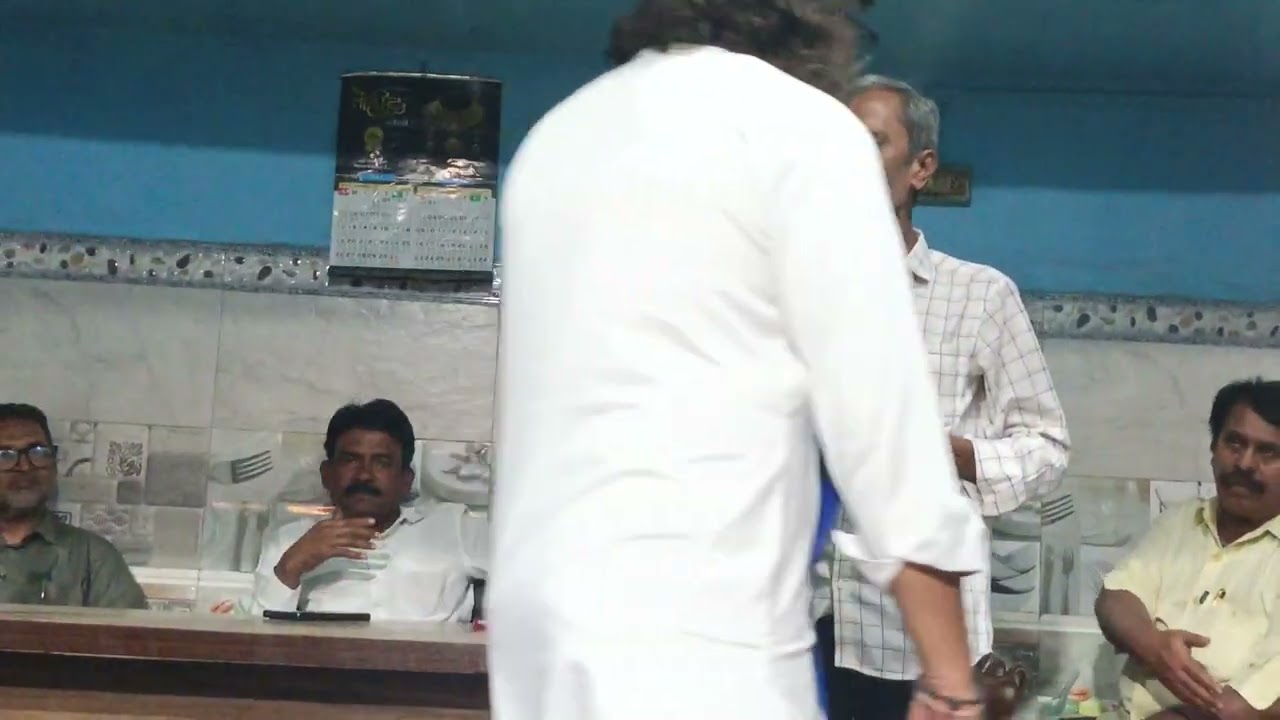 Sadiq jaunpuri apni gazal sunate hue