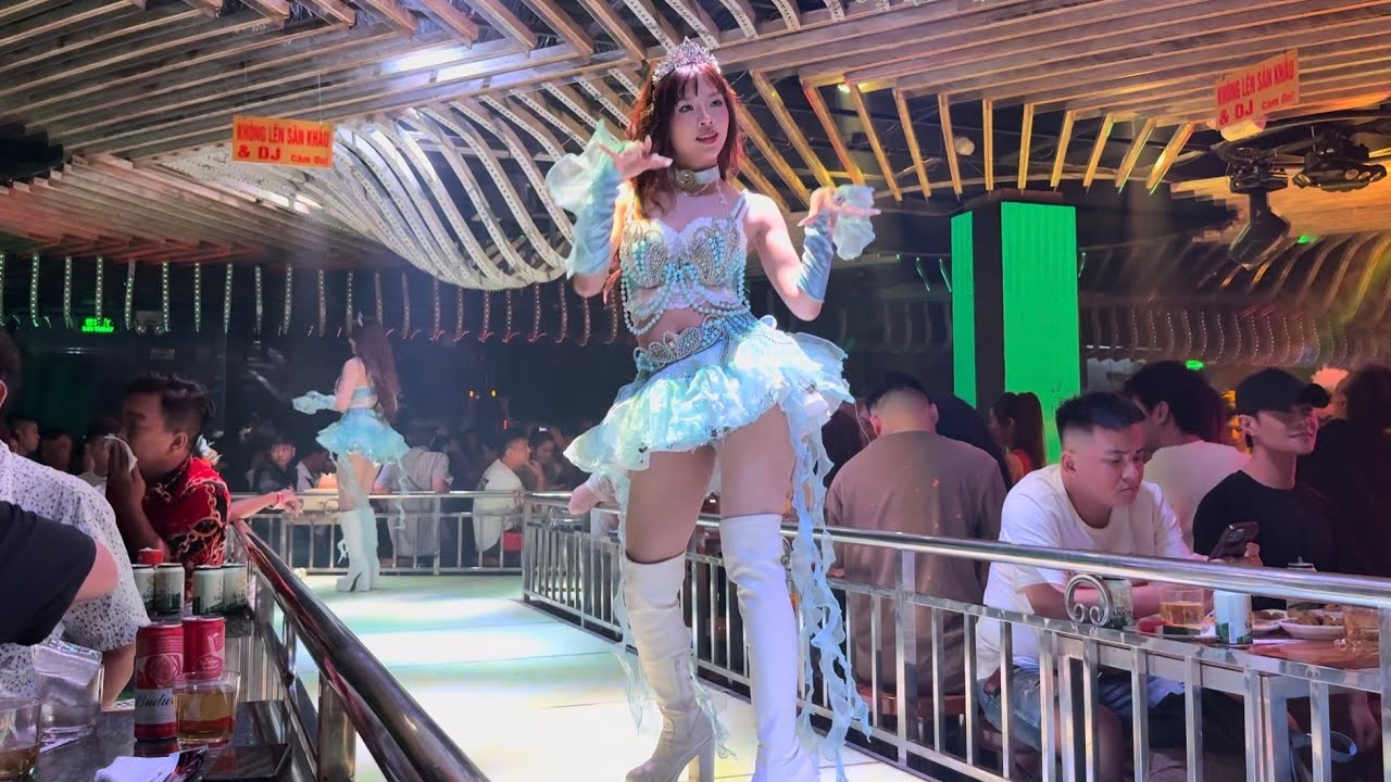 Вечеринка в пивном клубе X-Pose Beer Club & Buffet District 10, Хошимин с прекрасными танцовщицами