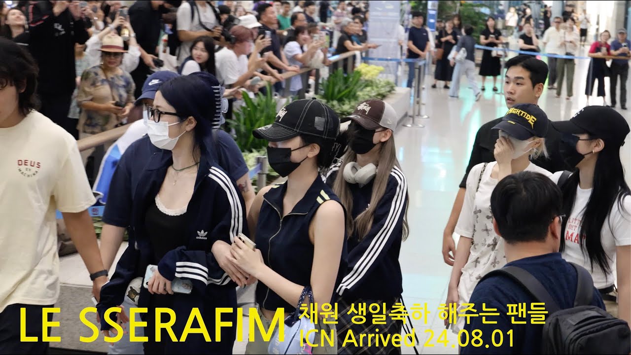 LE SSERAFIM 채원 생일축하 현수막에 기분좋은 르세라핌 멤버들. 일본 팬미팅 마치고 인천공항 입국 /24.08.01/