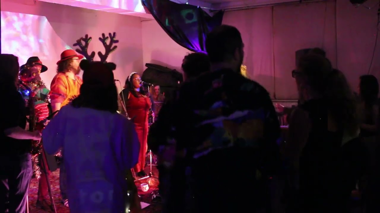 Vibe Machine - NaNaNa (Excerpt) @ The Word Zoo: Not-So-Christmassy Christmas Special (December) 2025