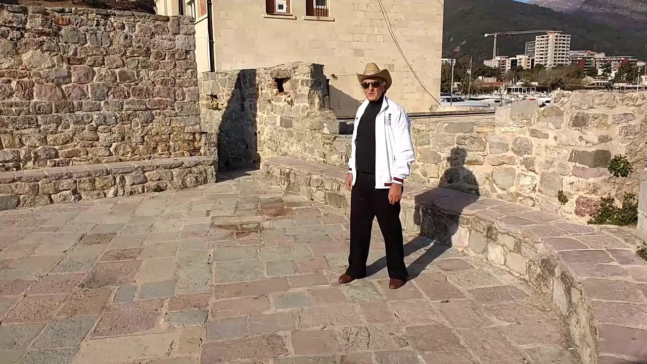 ÁLL A KIS HAJÓ TŰRI ANTAL ÉNEKEL.