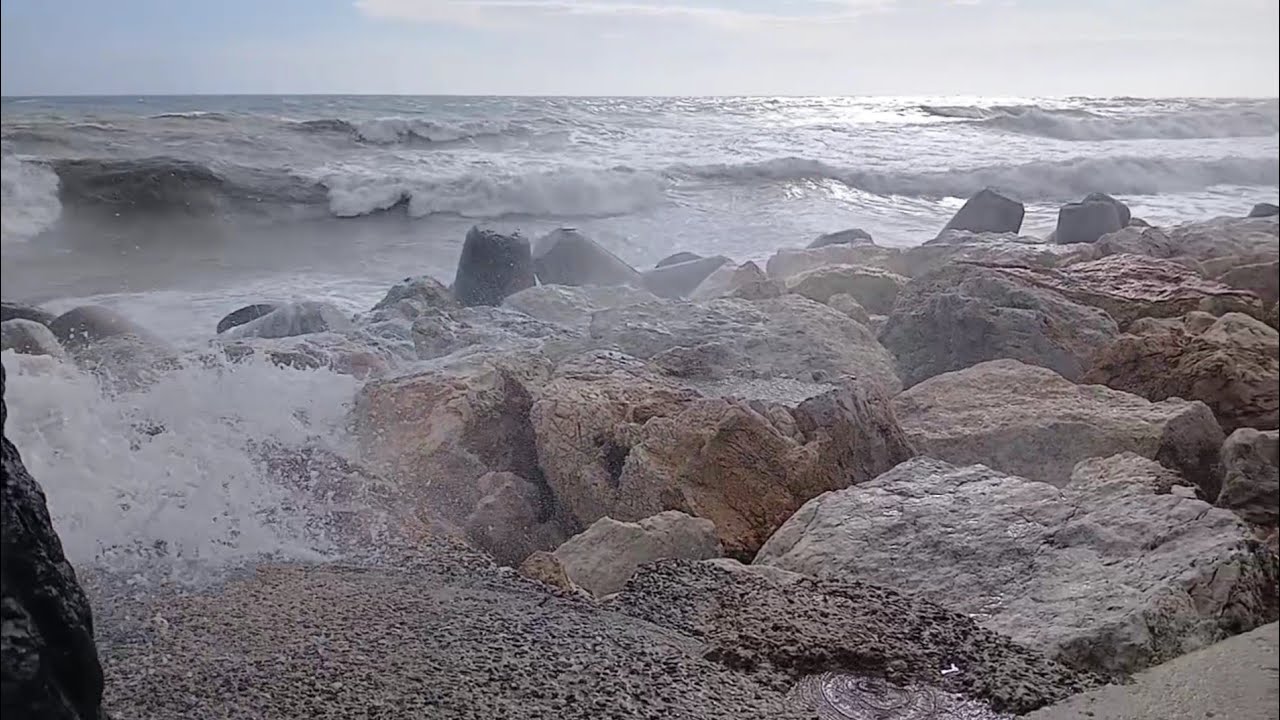 Olas gigantes en Puerto Marina