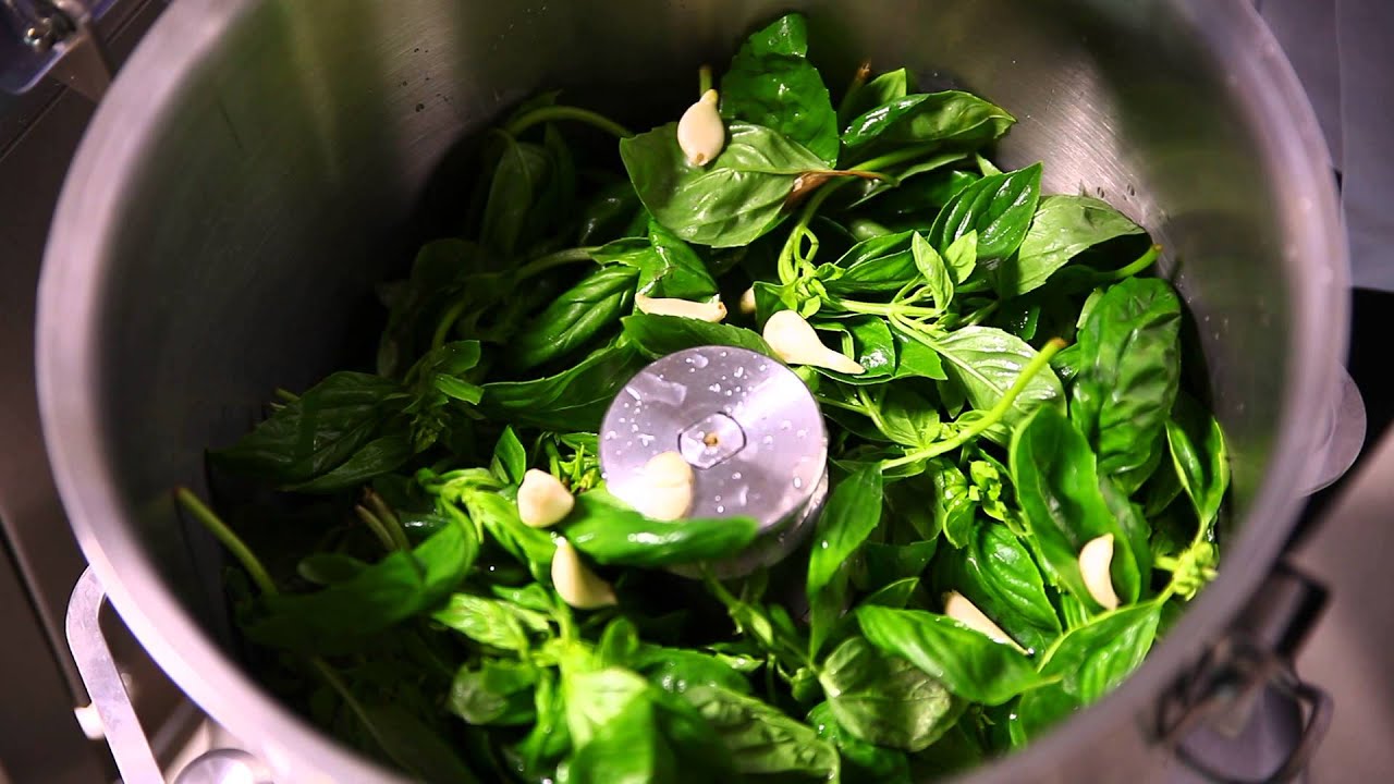 Make pesto (genovese) with the YAZICILAR L20IV Cutter