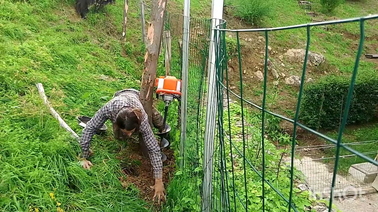 Trivella a motore per piantare i pali 