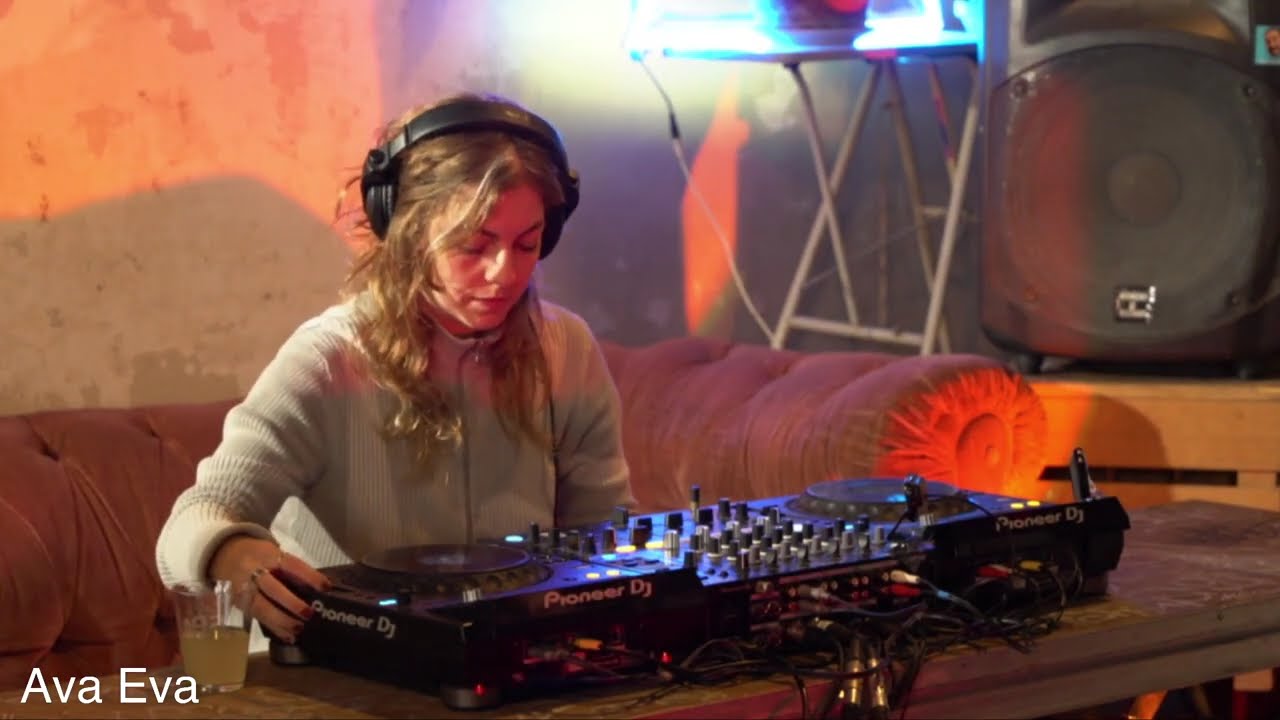 Ava Eva | synthygate | Electronica, Progressive House, Groove Beat set at Petite île - 24.11.2024