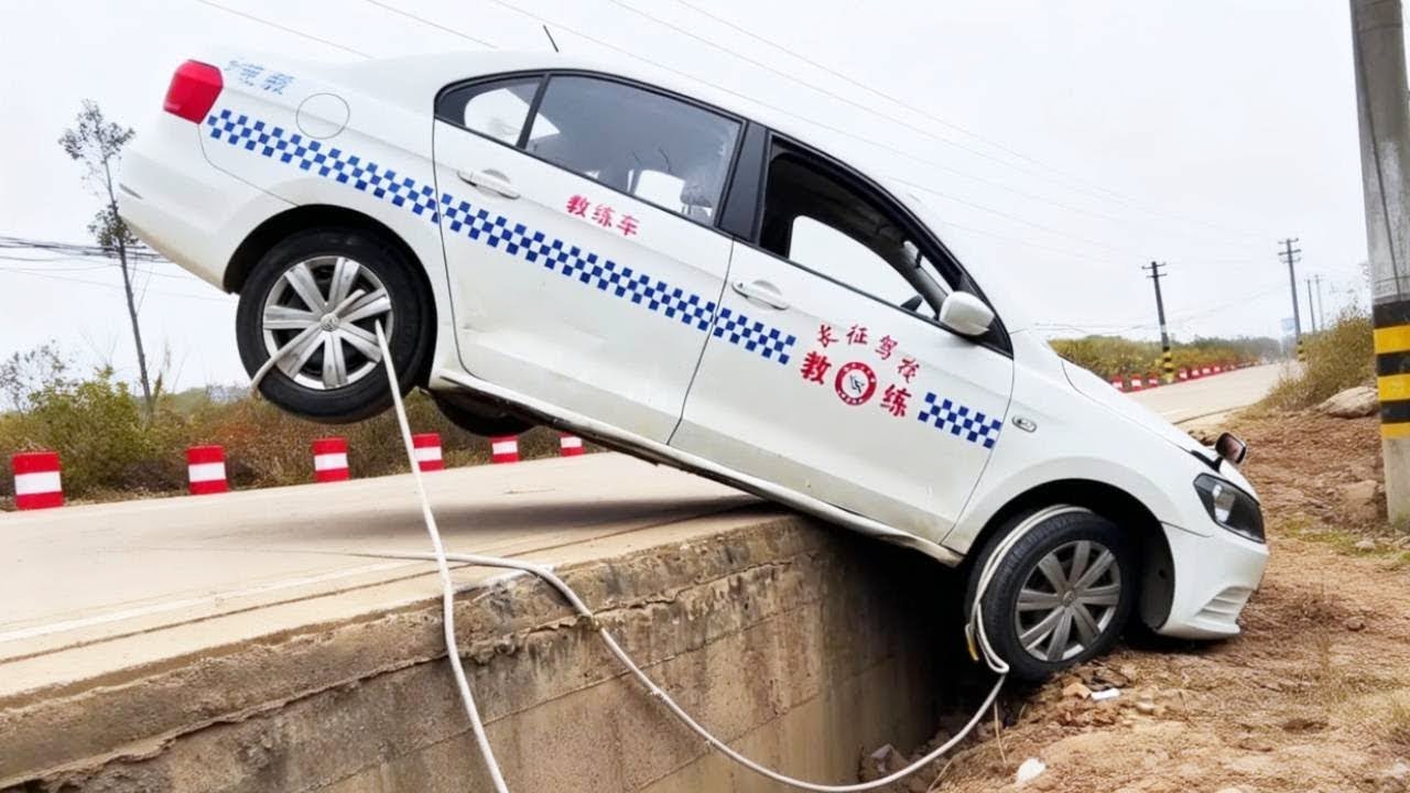 When Two Vehicles Meet On A Narrow Rural Road, A Rope Can Solve The Problem.