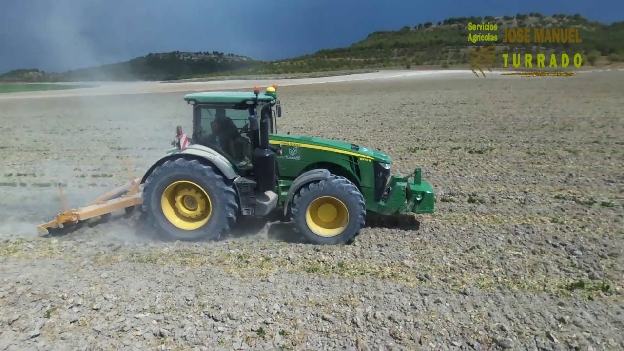 Tractor John Deere 8370R & 8310R Trabajando en el campo