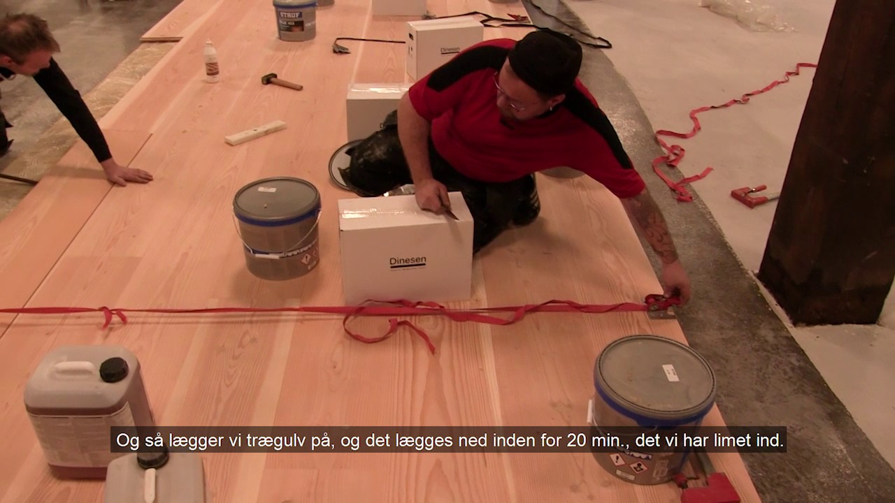 Håndværkere lægger gulv af Douglas fyrretræ i Multikulturhuset