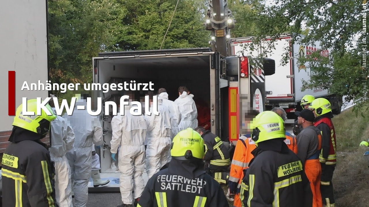Steinerkirchen an der Traun: Mit Fleisch beladener LKW-Anhänger in Kurvenbereich umgestürzt