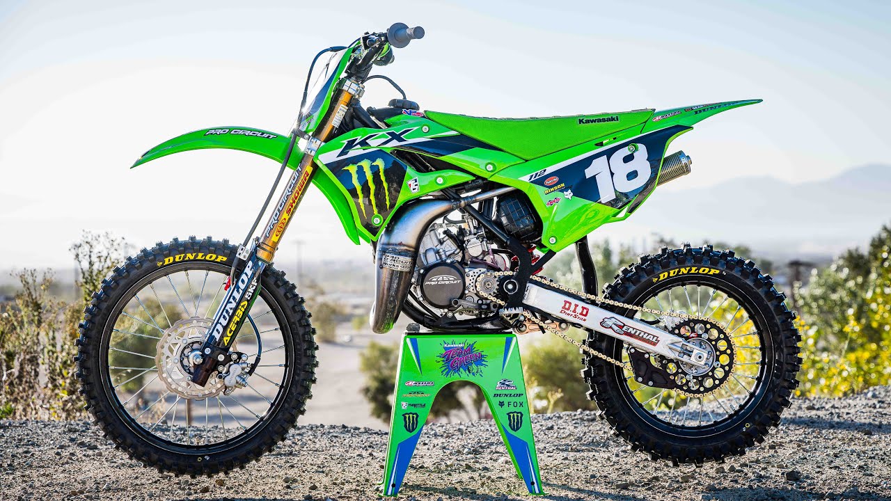 Мы едем на заводе Лэндена Гордона Kawasaki KX112 Supermini