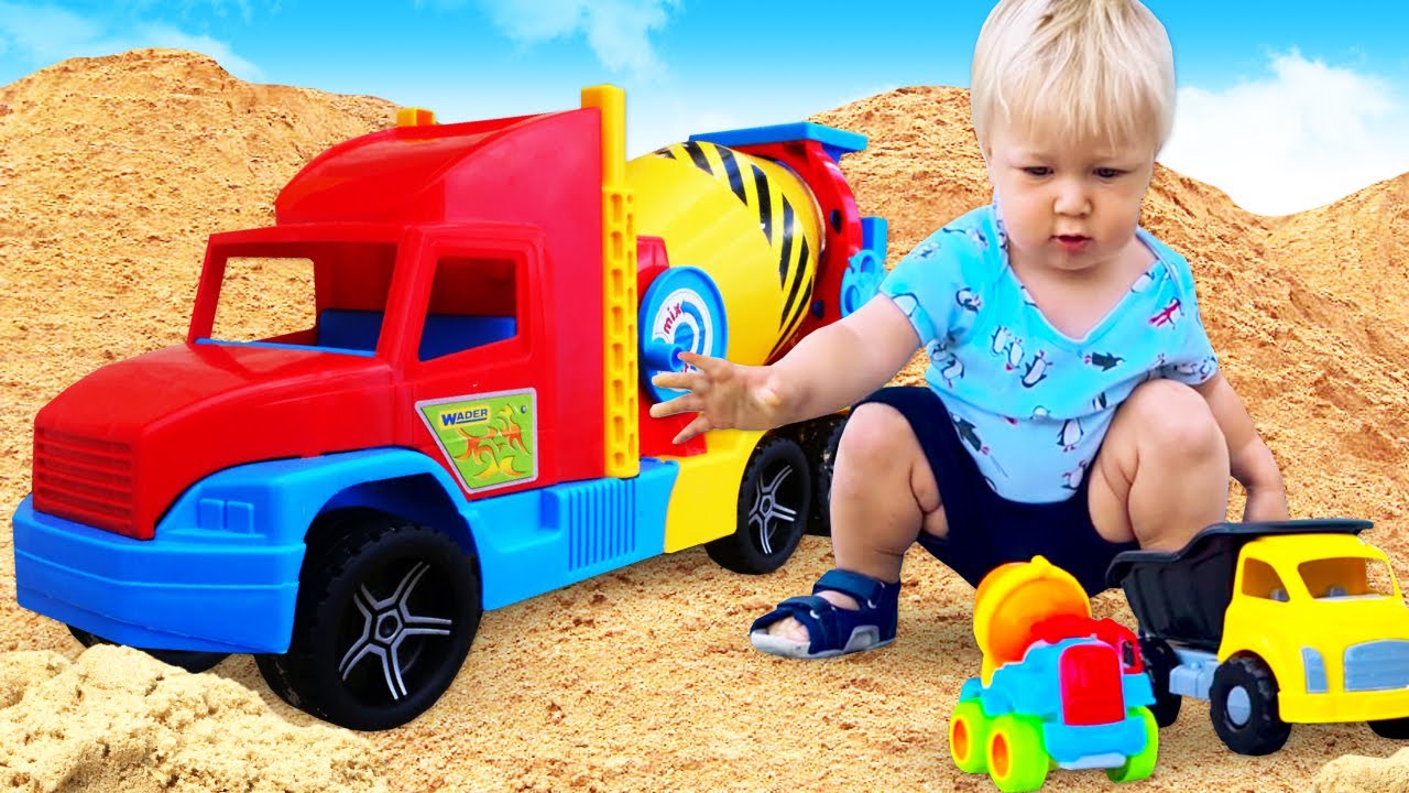 Video divertente per bambini in Italiano - La betoniera giocattolo al lavoro - Giochi per bambini