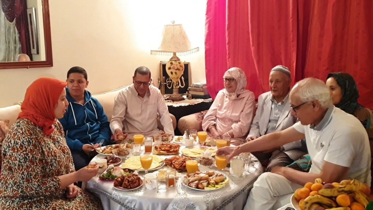 عائلة زوجتي مع مائدة الإفطار أجواء جميلة