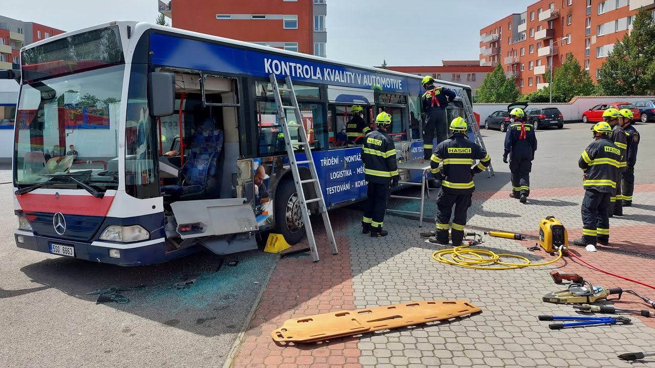 Mladá Boleslav: Profesionální hasiči nacvičovali vyprošťování osob z autobusu MHD