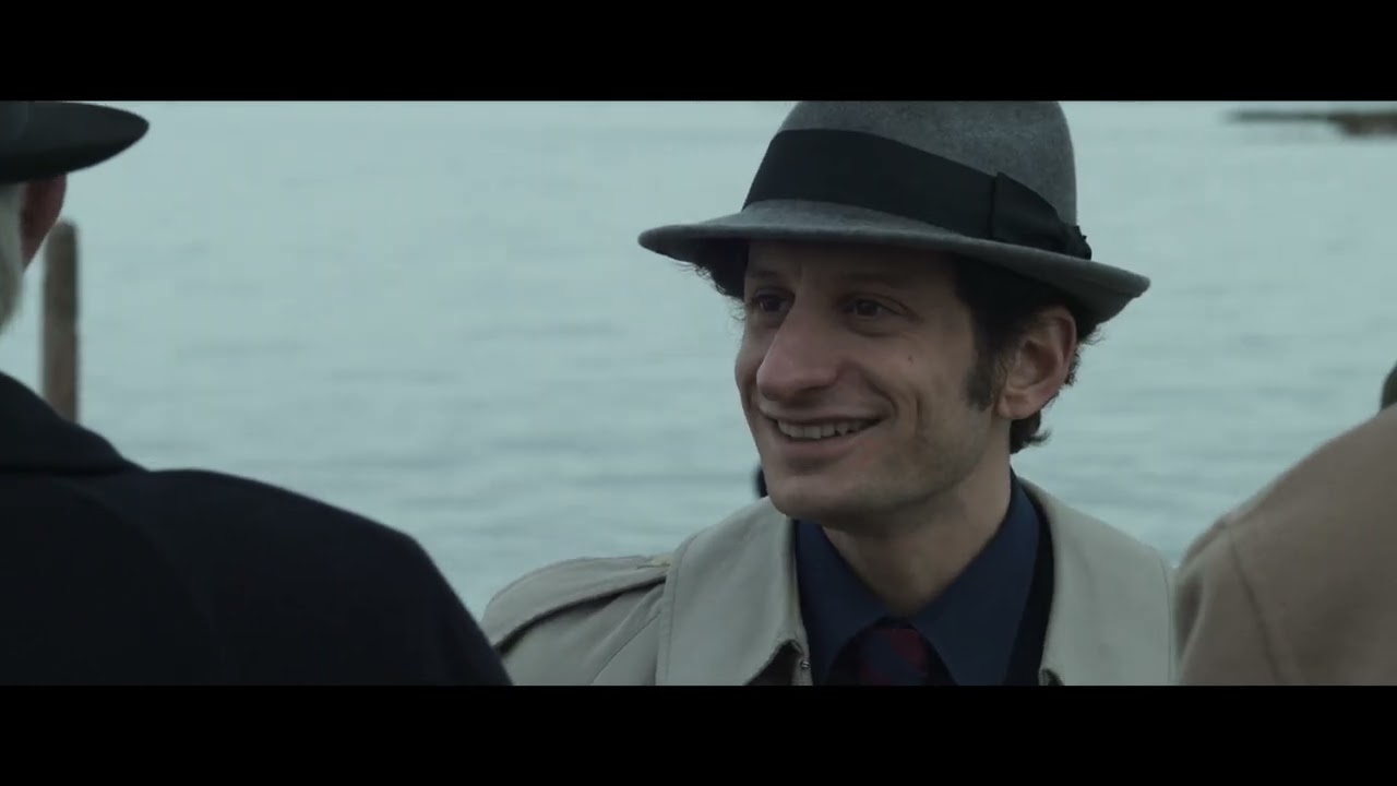 L'Isola degli Idealisti, film di Elisabetta Sgarbi - Clip 2: Commissario