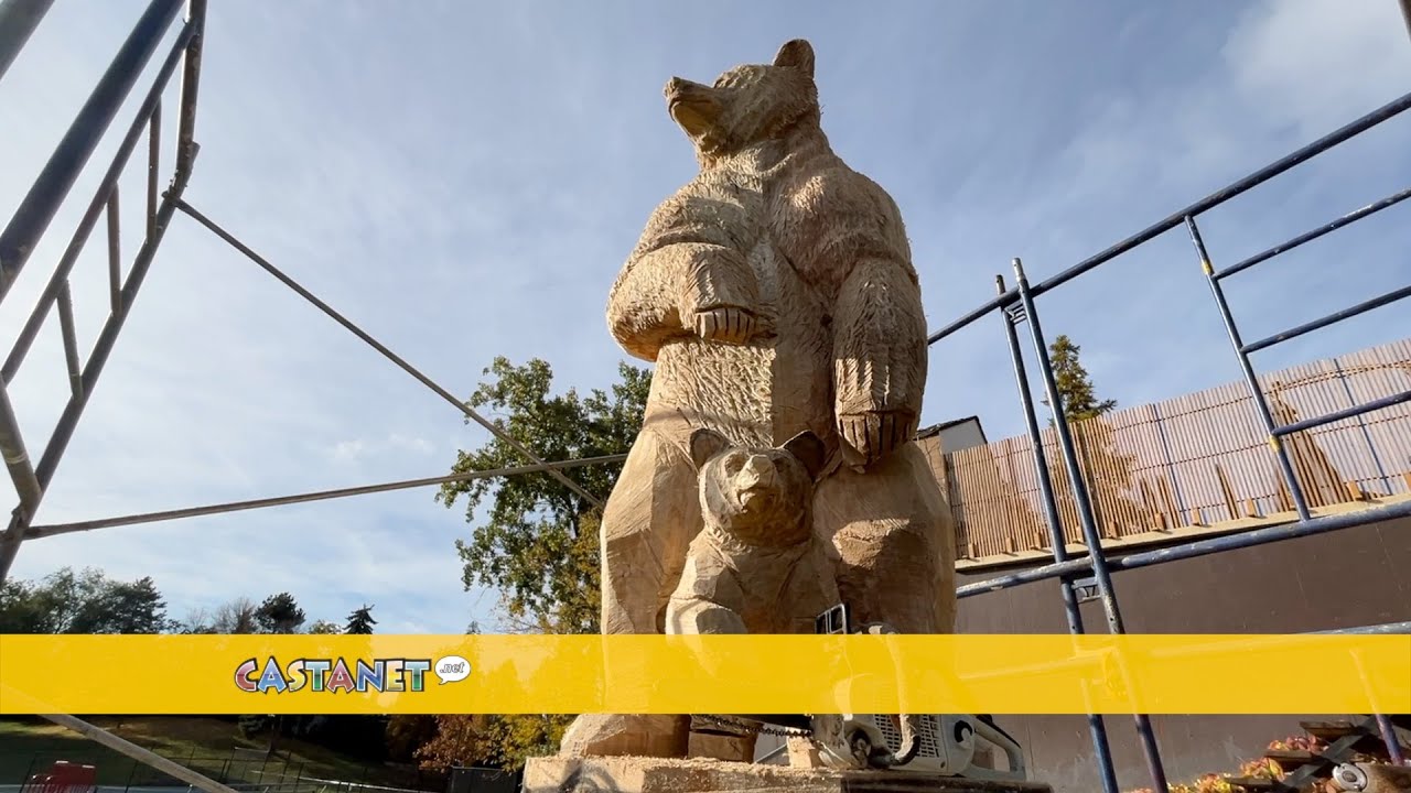 Резчик по дереву с бензопилой чтит память ветерана Второй мировой войны, который погиб, строя пар...