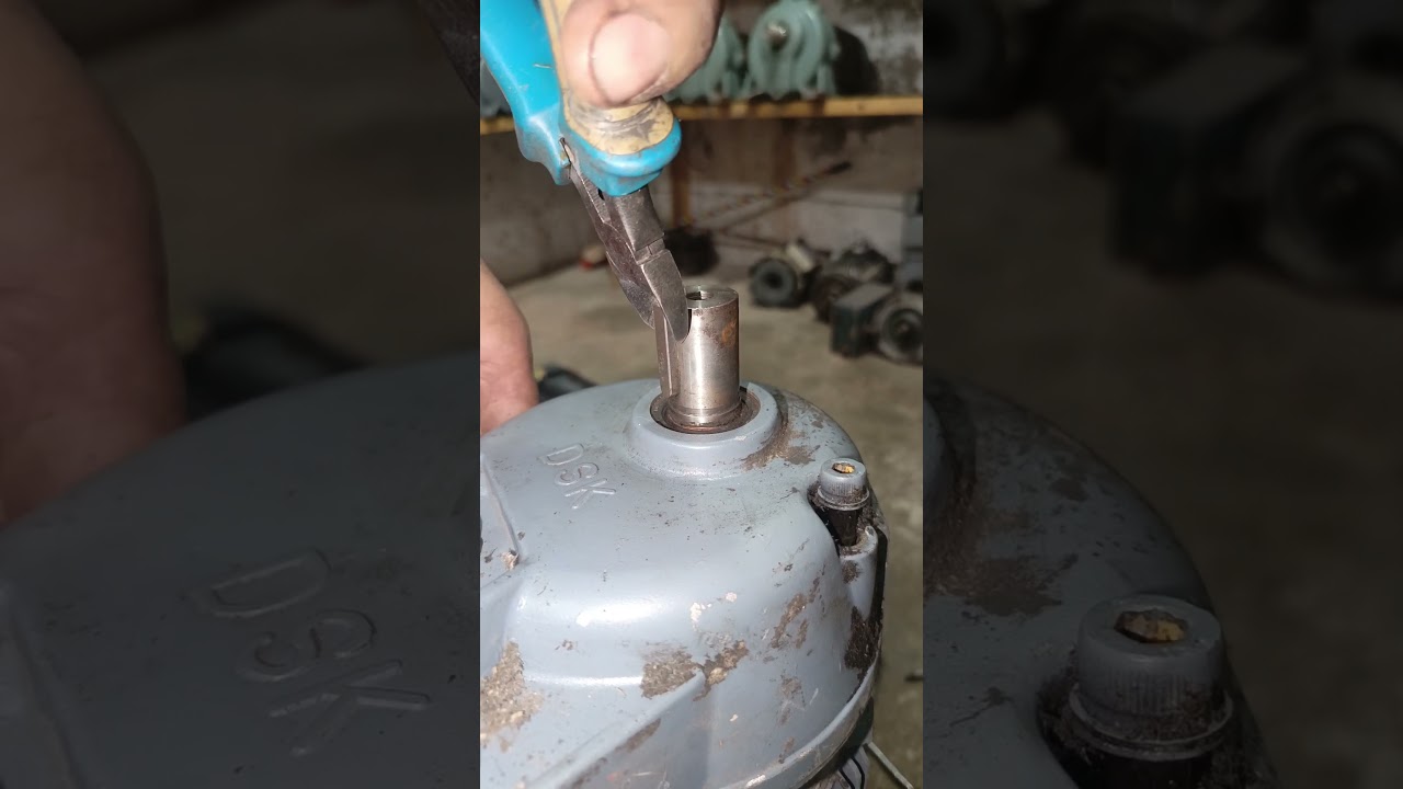 Correct way to remove parallel shaft key #gearbox #shorts
