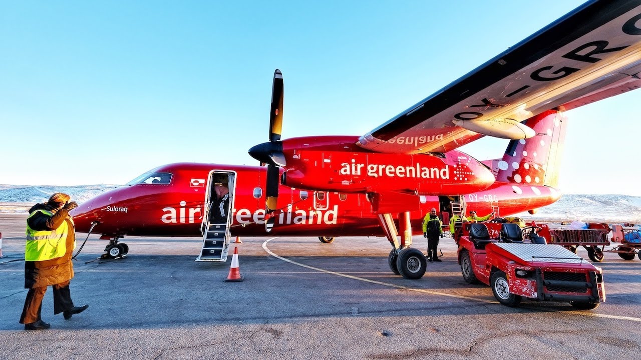 Air Greenland Dash 8-200 Landing in Kangerlussuaq