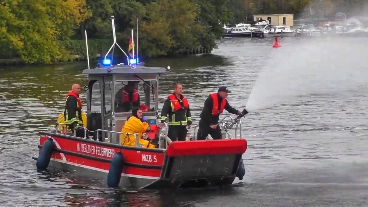 [Person im Wasser + Löschangriff 🚤🚨] MZB-5400/5 (+Horn) || Berliner Feuerwehr 》Vorführung am TdoT