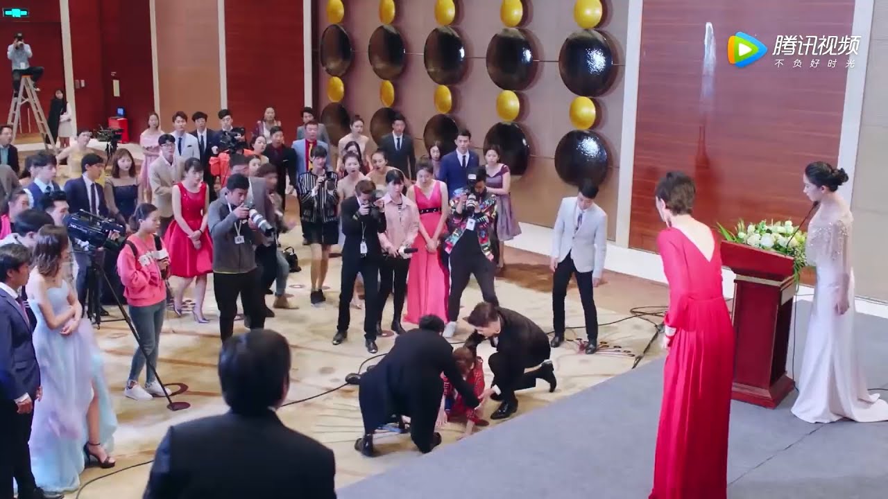 Генеральный директор бросает хитрую и бросается защищать Золушку, хитрая так ревнует